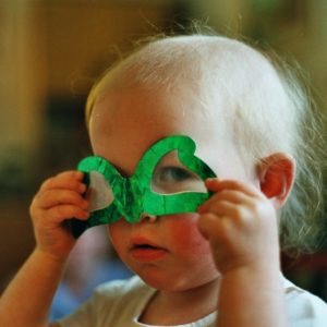 meisje met regenboogbril meisje met regenboogbril